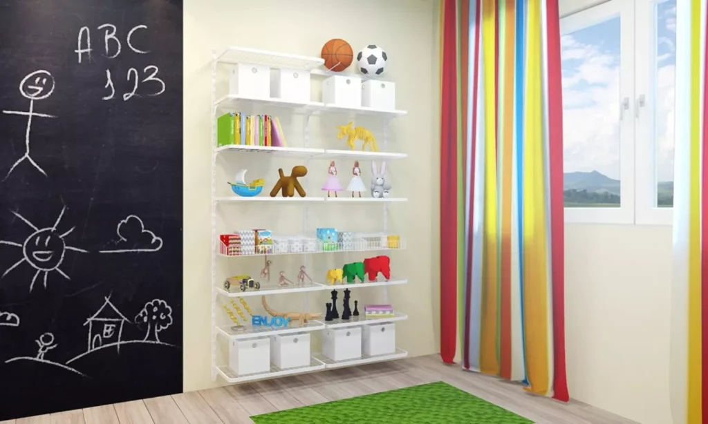 A imagem destaca um armário modular ventilado com estrutura metálica na cor branca, cpara brinquedoteca ou quarto infantil, especial para crianças alergicas