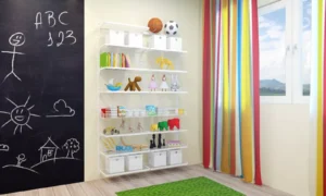 A imagem destaca um armário modular ventilado com estrutura metálica na cor branca, cpara brinquedoteca ou quarto infantil, especial para crianças alergicas