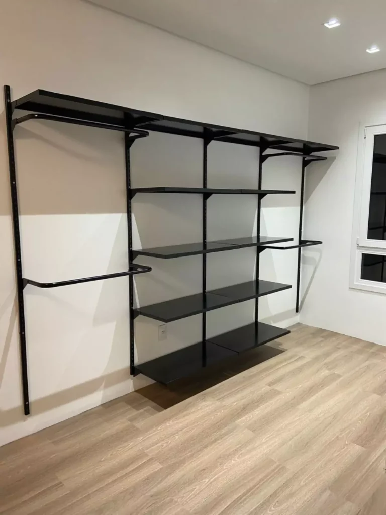 A foto destaca um sistema modular com prateleiras em aço na cor preta, com pagamento somente na entrega.
