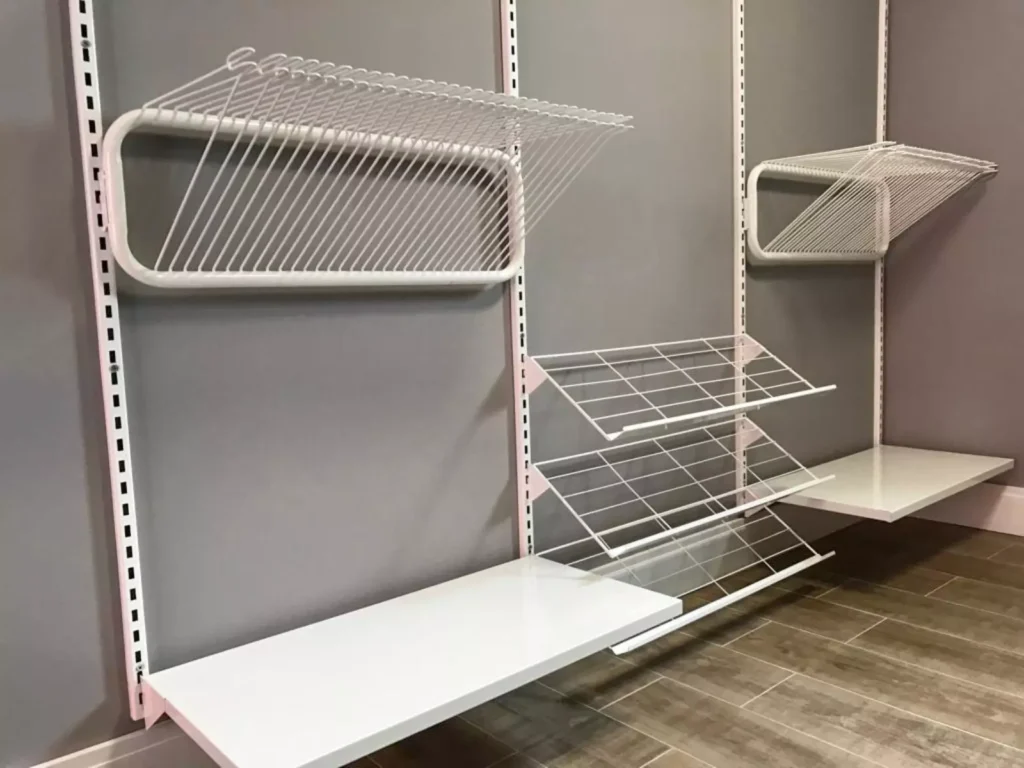 A imagem retrata o detalhe das prateleiras em MDF no armário modular na cor branca, com pagamento na entrega.