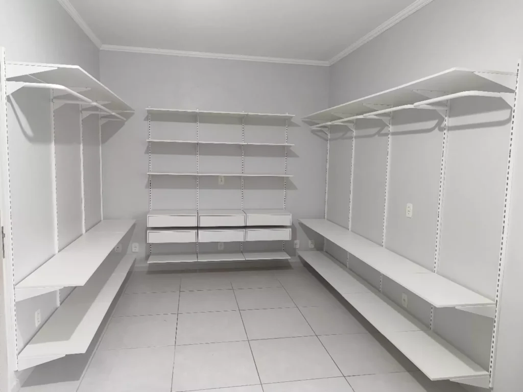 A foto retrata um armário modular resistente à umidade na cor branca, com pagamento somente na entrega.