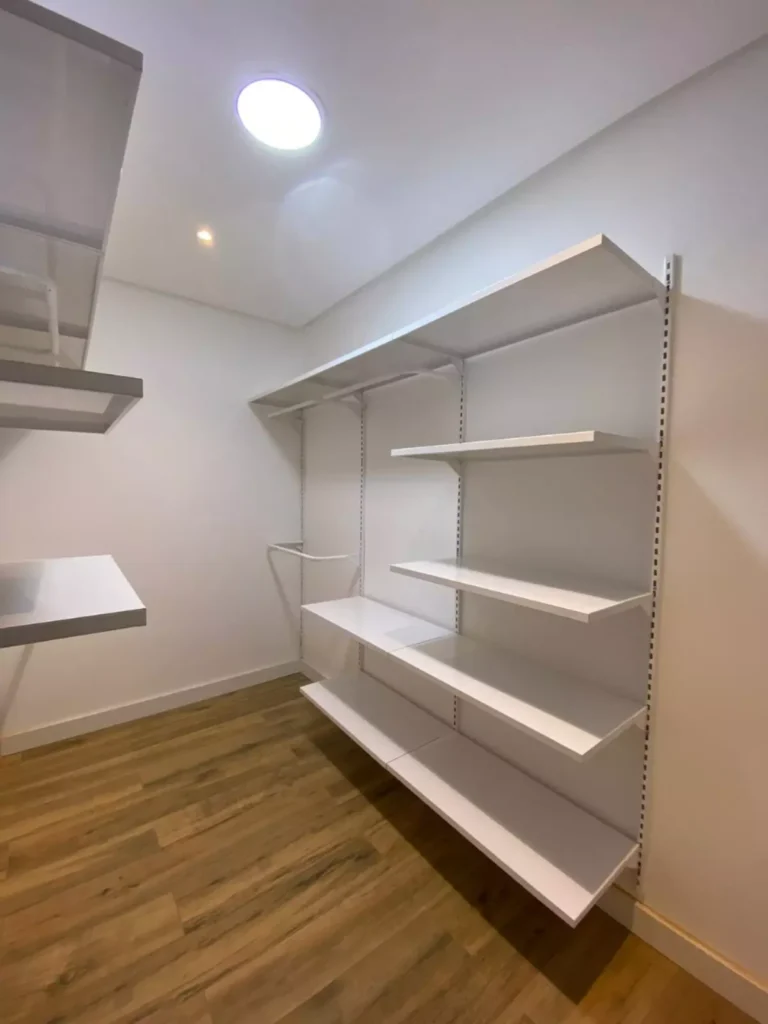 A imagem mostra um closet modular ventilado com estrutura metálica na cor preta, com pagamento na entrega.
