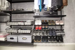 A foto evidencia uma sapateira ventilada integrada ao closet modular na cor branca, com pagamento na entrega.