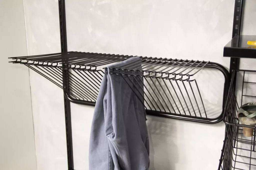 A imagem ilustra uma sapateira planejada para closet modular residencial na cor preta, com pagamento somente na entrega.