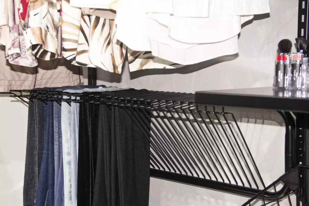 A imagem mostra um projeto de closet modular desenvolvido sob medida na cor preta, com pagamento na entrega.