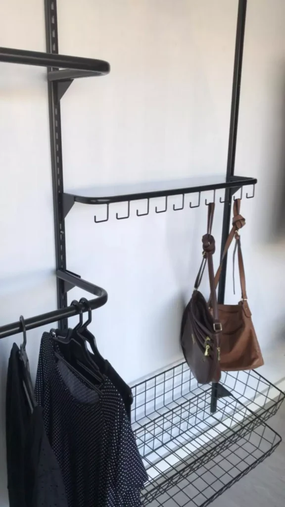 A foto mostra uma arara metálica integrada ao closet modular na cor preta, com pagamento realizado somente na entrega.