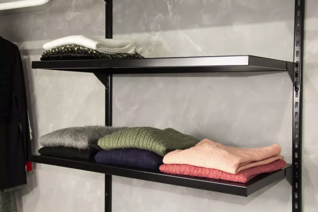 A foto mostra prateleiras em aço integradas ao closet modular na cor preta, com pagamento somente na entrega.