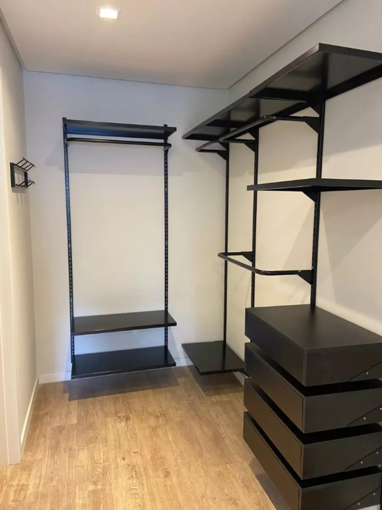 A imagem apresenta um móvel aramado residencial para organização de roupas na cor preta, com pagamento somente ao final da instalação.