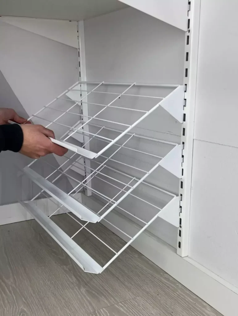 A imagem mostra uma sapateira integrada ao closet modular na cor preta, com pagamento realizado somente na entrega.