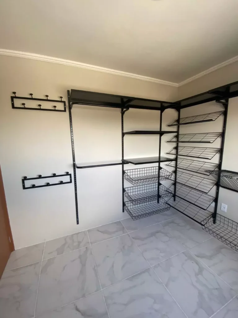 A foto ilustra um closet modular sob medida com sapateira integrada na cor branca, com pagamento feito apenas na entrega.
