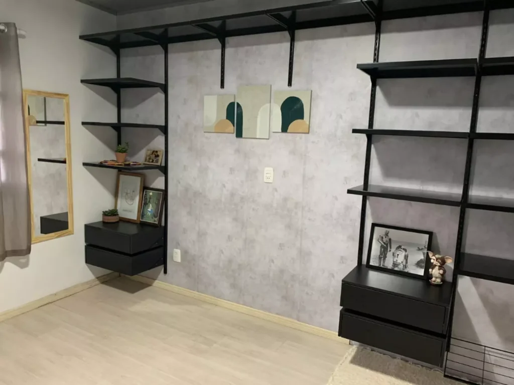 A imagem apresenta um closet modular em estrutura aramada com prateleiras em aço na cor preta, com pagamento realizado na entrega.