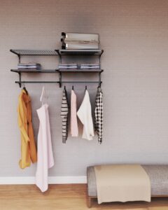 A imagem exibe um closet modular sob medida com araras metálicas na cor preta, com pagamento somente na entrega.