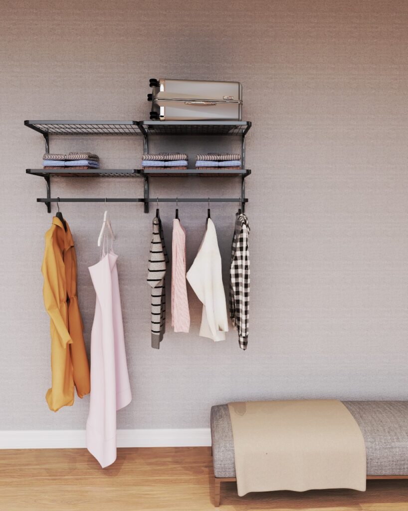 A imagem exibe um closet modular sob medida com araras metálicas na cor preta, com pagamento somente na entrega.
