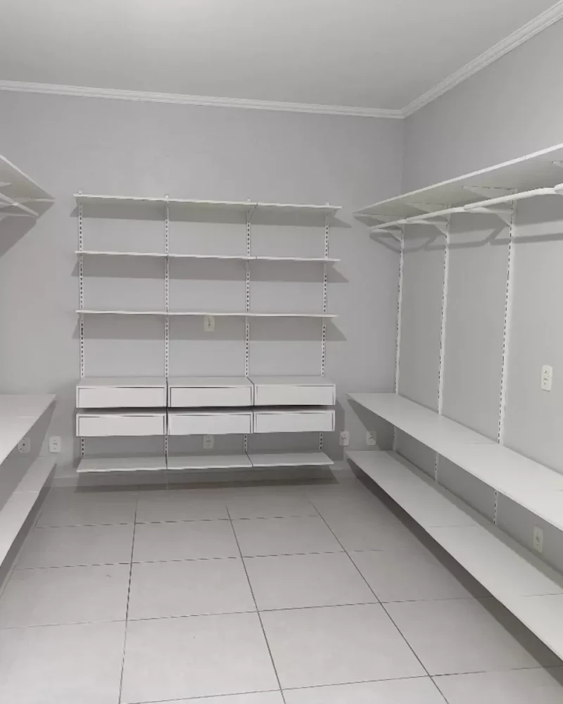 A foto retrata um armário modular resistente à umidade na cor branca, com pagamento somente na entrega.